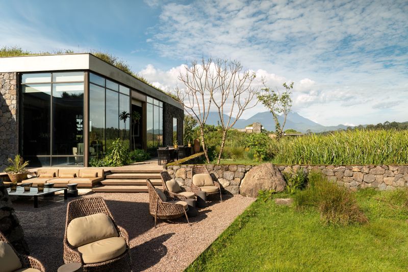 https://d2o51t207iusce.cloudfront.net/800x533/filters:quality(90):format(webp)//library/wp-content/uploads/SVNP_LODGE_Kwitonda_Lodge_Exterior_Ross_Couper-5-1.jpg