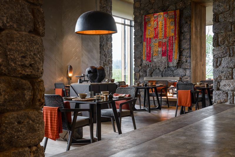 https://d2o51t207iusce.cloudfront.net/800x535/filters:quality(90):format(webp)/library/wp-content/uploads/Singita-Kwitonda-Lodge-Main-Lodge.jpg